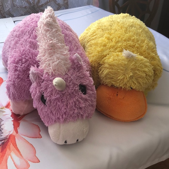 2 pillows - Picture 1 of 6